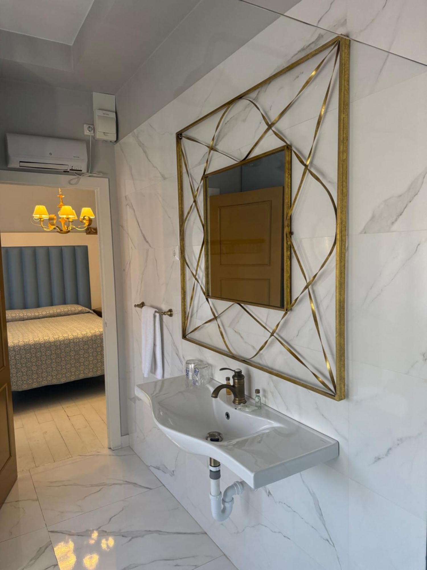 Hostal Boutique Puerta Del Sol Torrelavega Exterior photo