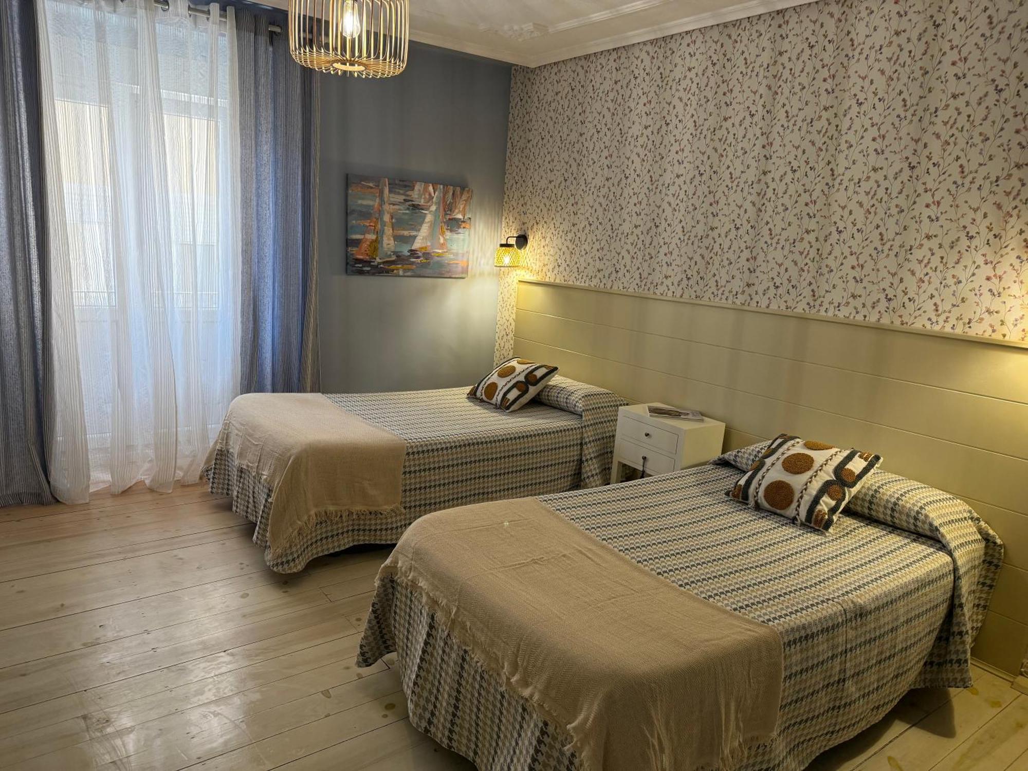 Hostal Boutique Puerta Del Sol Torrelavega Exterior photo
