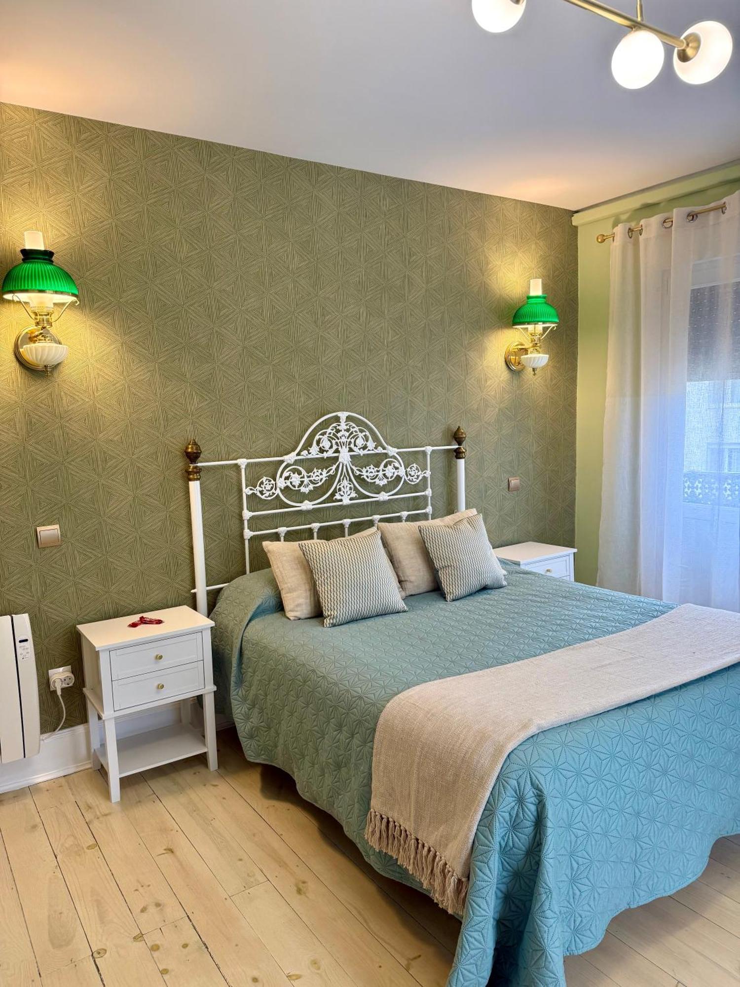 Hostal Boutique Puerta Del Sol Torrelavega Exterior photo