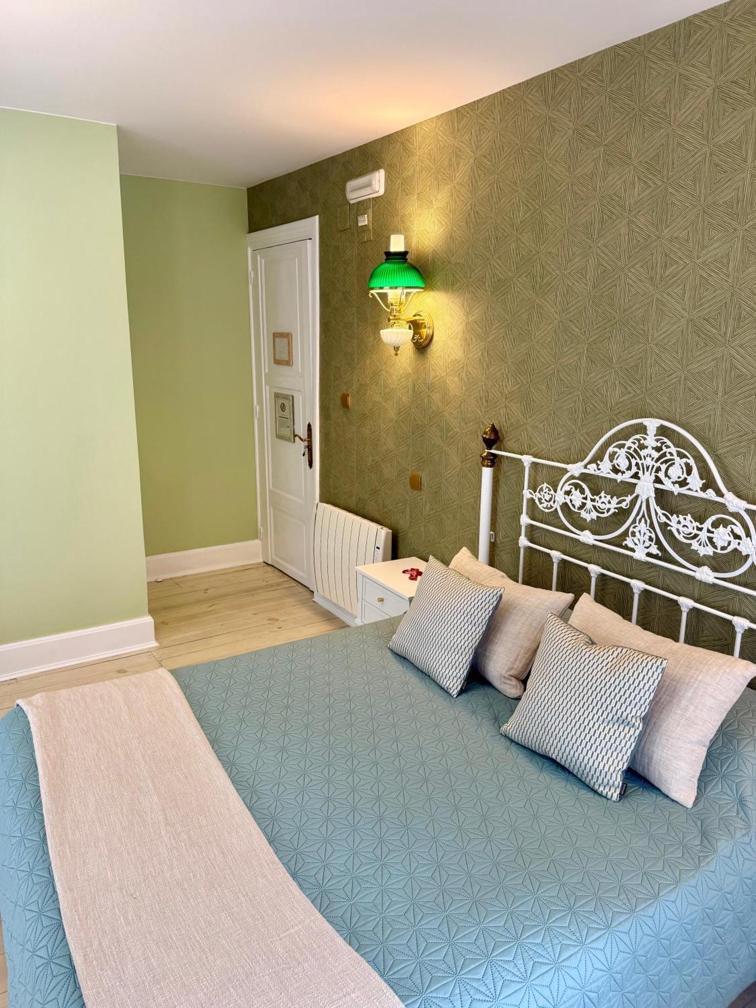 Hostal Boutique Puerta Del Sol Torrelavega Exterior photo
